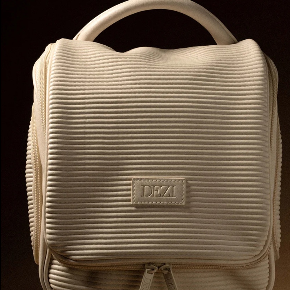 Dezi Travel Accessories/Makeup hanging Cream Textured Handbag - Picture 4 of 5